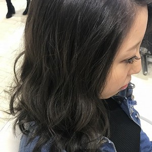 ヘアカラーは アッシュバイオレット コテ巻きです！